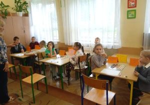 Uczniowie przygotowują się do turnieju warcabowego
