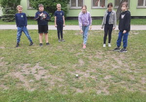 Uczniowie podczas rozgrywki w bule