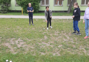 Uczniowie podczas rozgrywki w bule