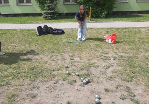 Uczniowie podczas rozgrywki w bule