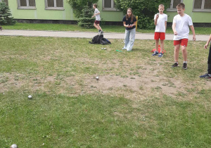Uczniowie podczas rozgrywki w bule
