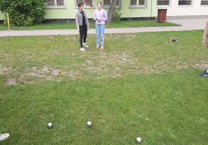 Uczniowie podczas rozgrywki w bule