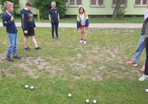 Uczniowie podczas rozgrywki w bule