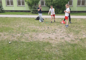 Uczniowie podczas rozgrywki w bule
