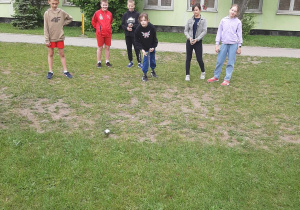 Uczniowie podczas rozgrywki w bule