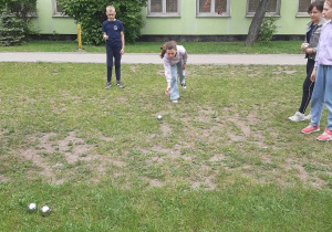 Uczniowie podczas rozgrywki w bule
