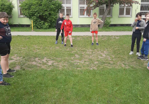 Uczniowie podczas rozgrywki w bule