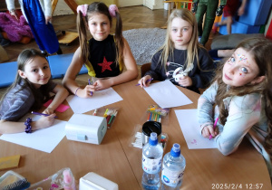 Uczennice siedzą przy stoliku