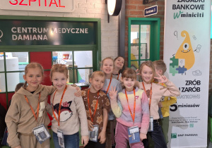 Uczniowie stoją w miasteczku