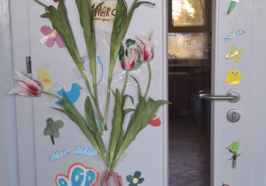 Wiosenna dekoracja na drzwiach od sali lekcyjnej