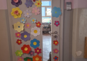 Wiosenna dekoracja na drzwiach od sali lekcyjnej