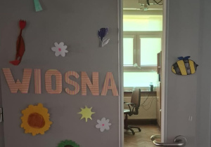 Wiosenna dekoracja na drzwiach od sali lekcyjnej