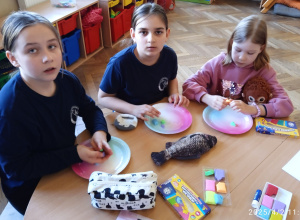 Zabawy plastyczne z modeliną i plasteliną
