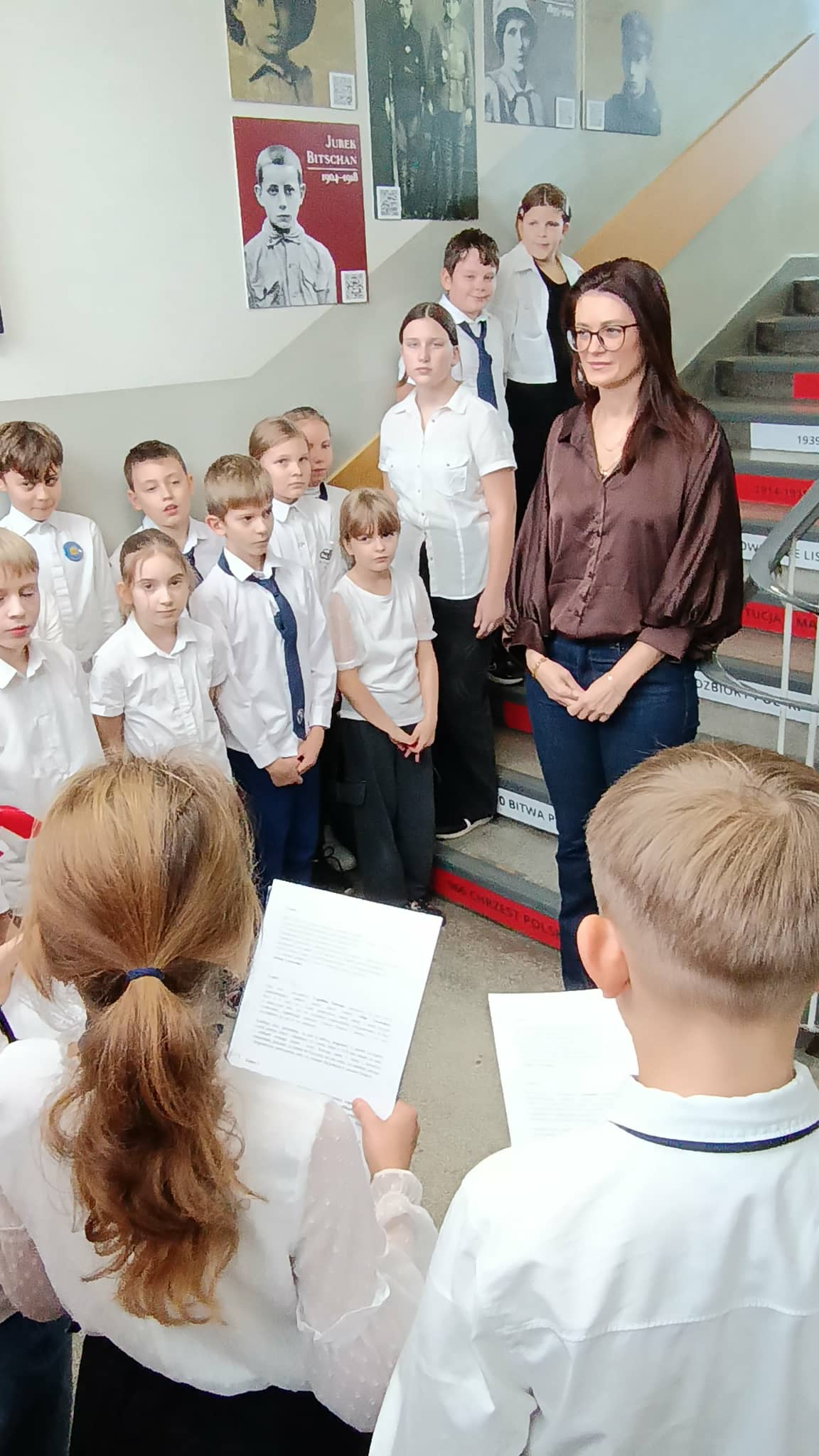 Pani Dyrektor przemawia do dzieci