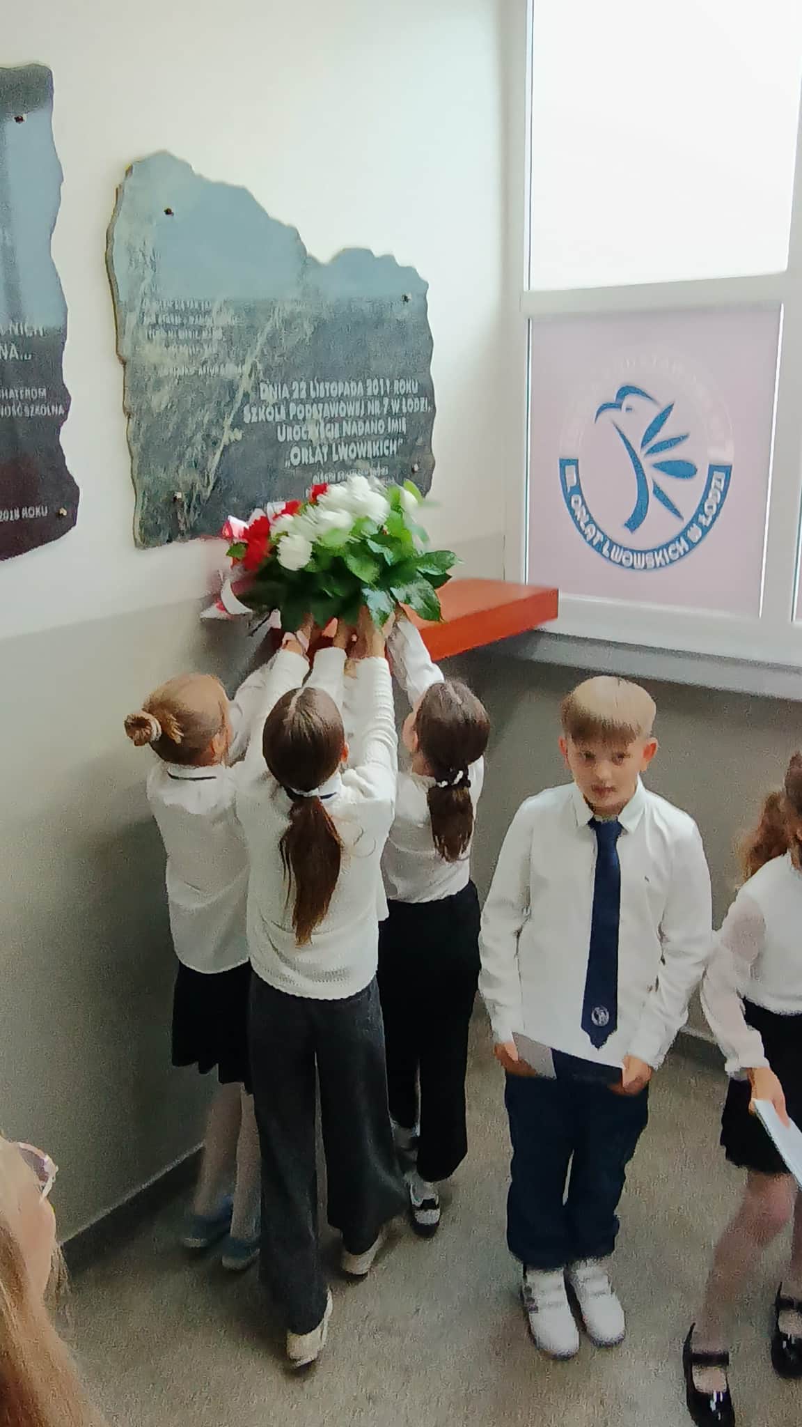 Dziewczynki składają wiązankę