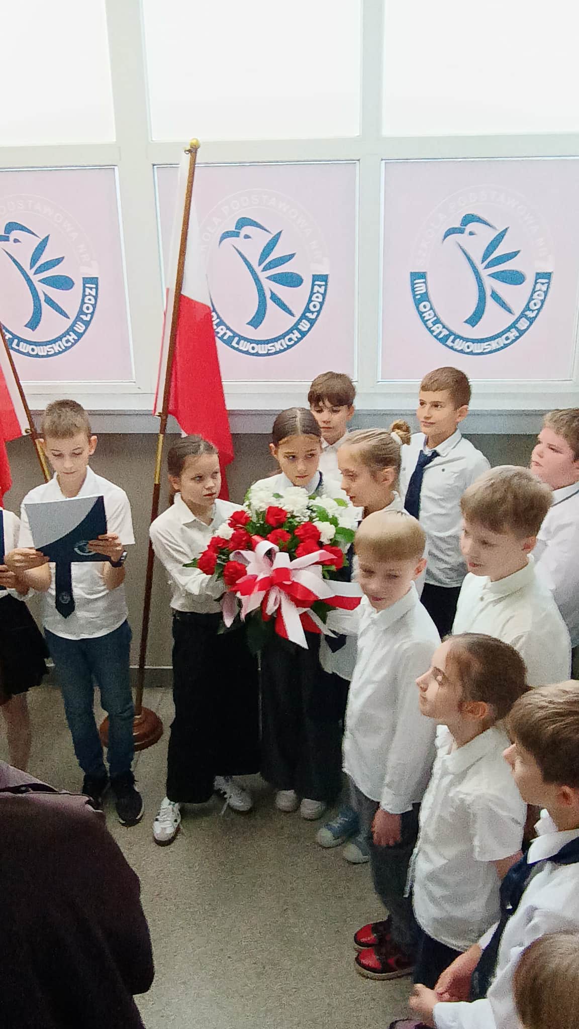 Dziewczynki trzymają kwiaty