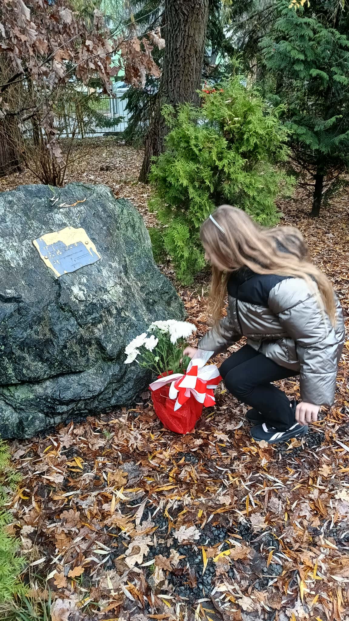 Strażnicy Pamięci składają kwiaty pod pomnikiem