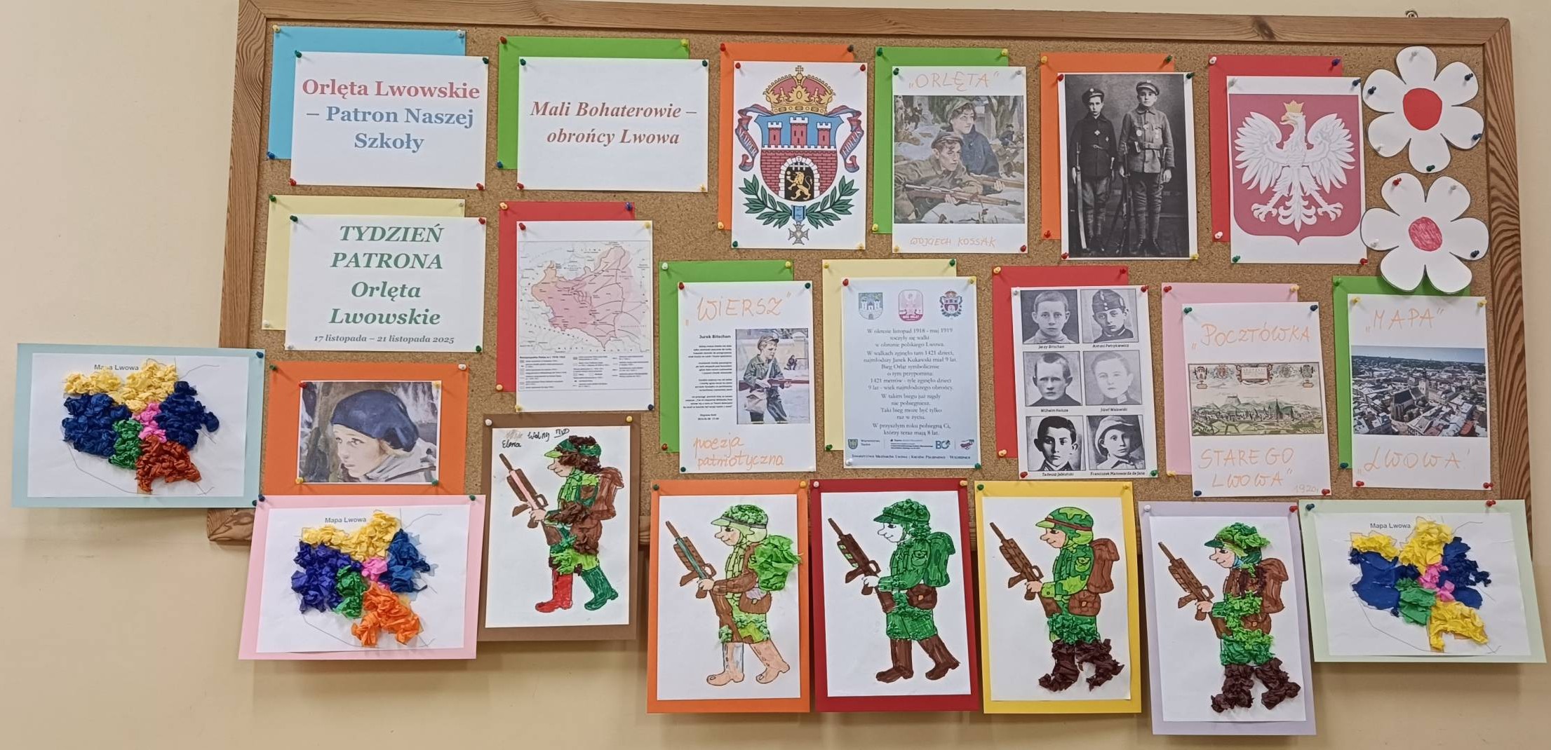 Tablica tematyczna w świetlicy z pracami plastycznymi uczni&oacute;w o Orlętach