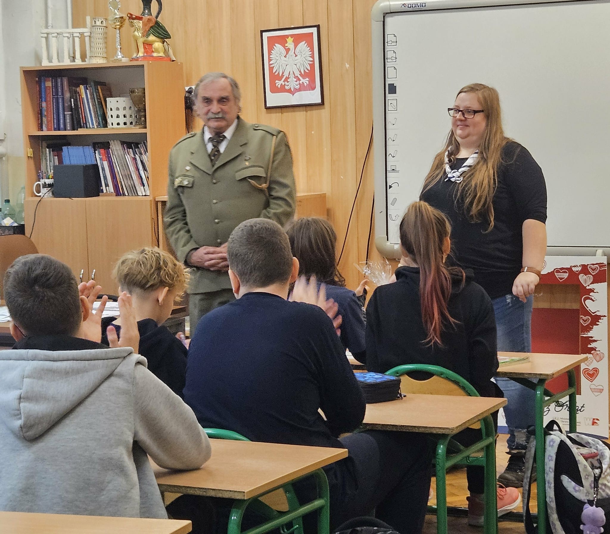 Uczniowie słuchają