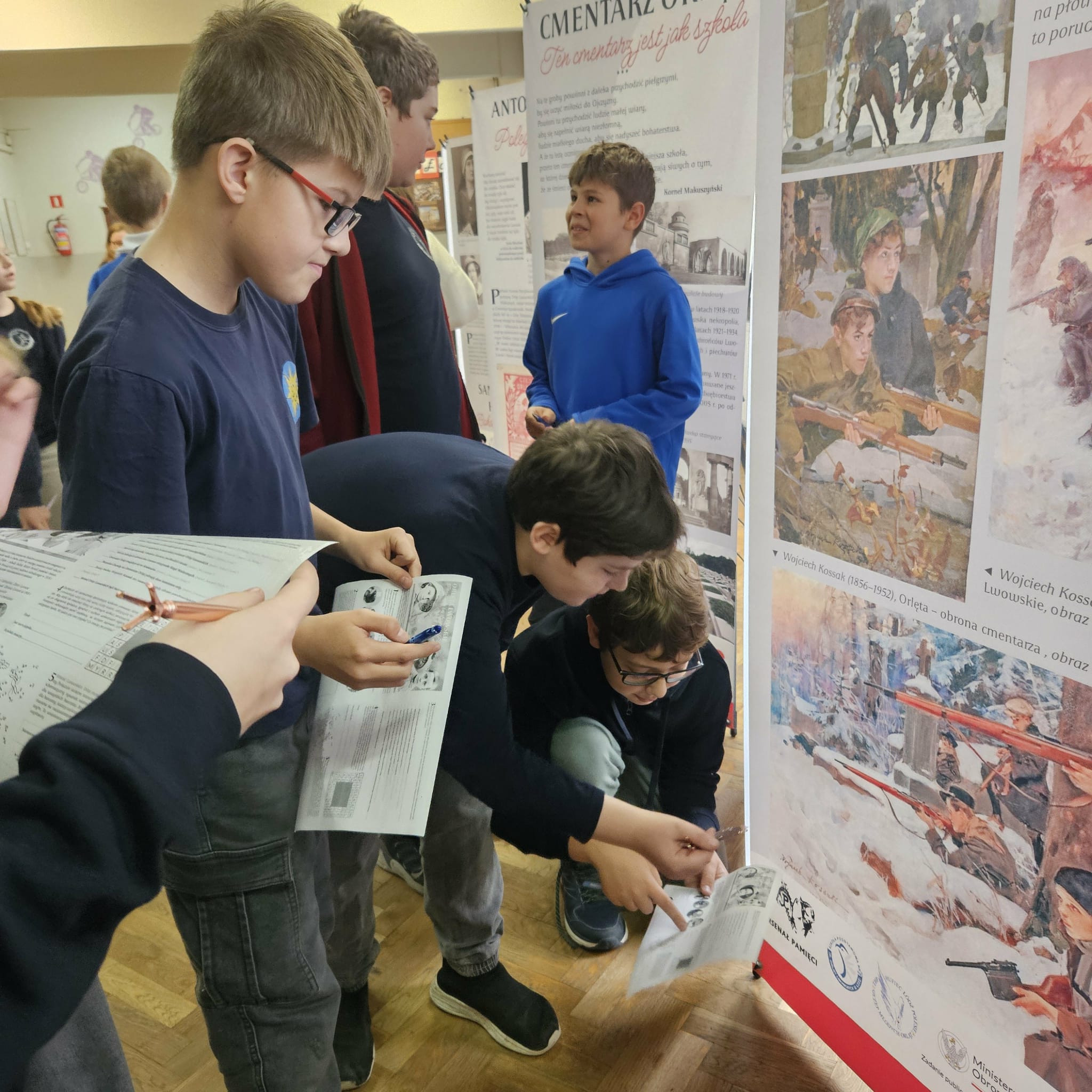 Chłopcy rozwiązują zadania