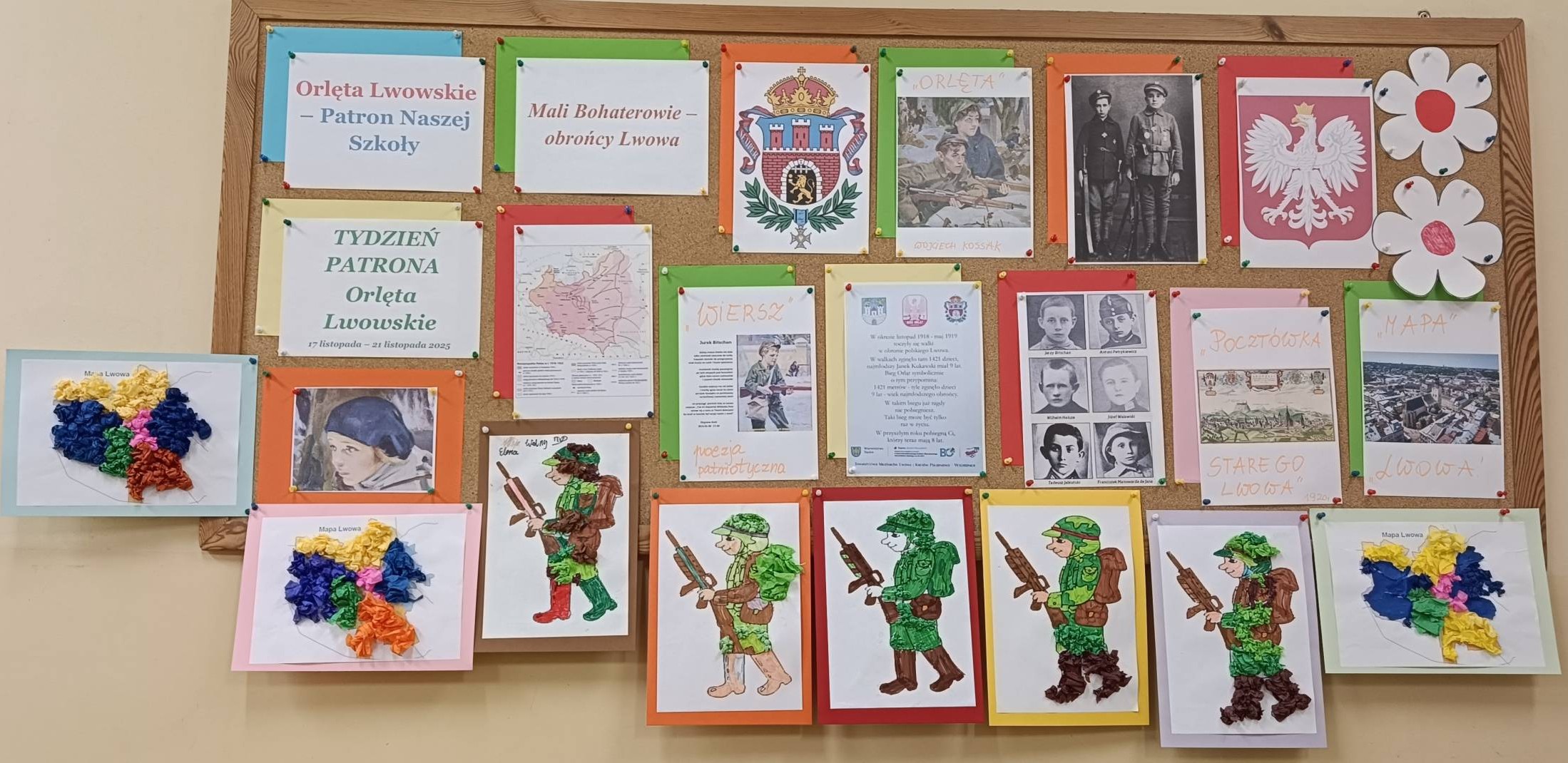 Tablica tematyczna w świetlicy z pracami plastycznymi uczni&oacute;w o Orlętach