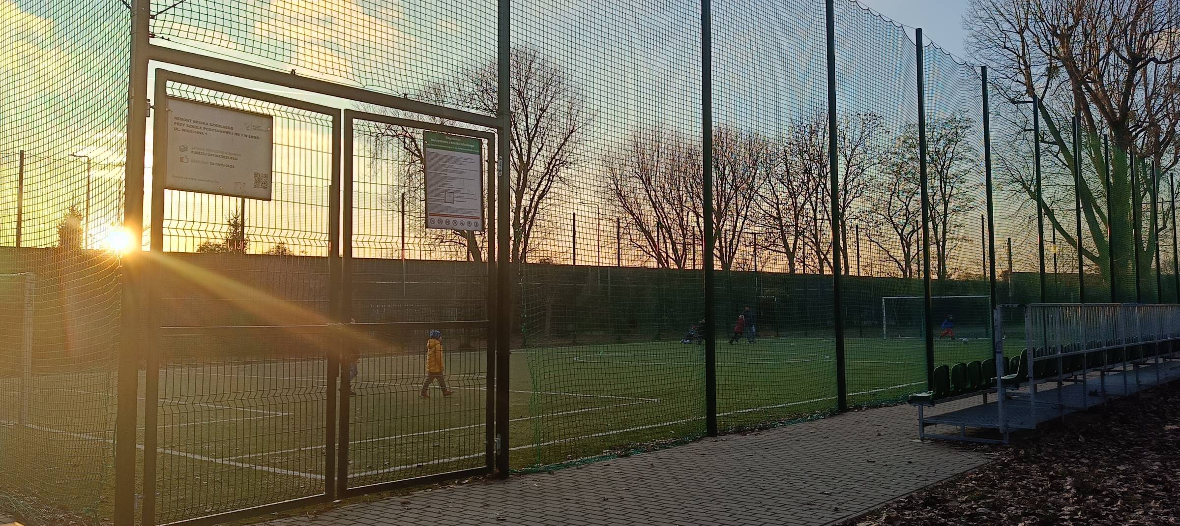 Zabawa ruchowa piłka w grze ze Starego Lwowa w grupie