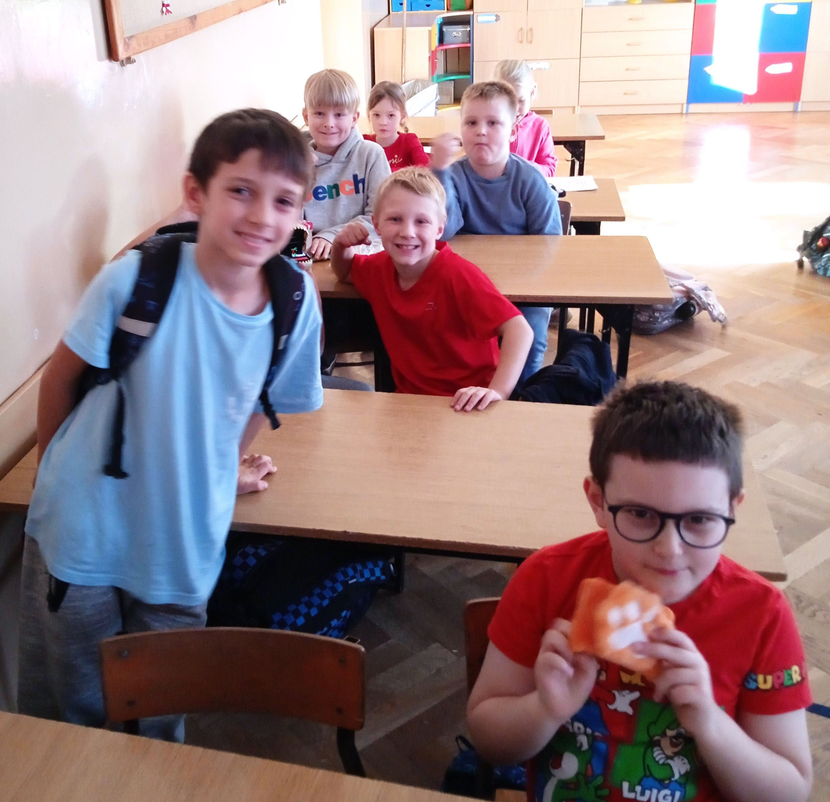 Dzieci siedzą w klasie