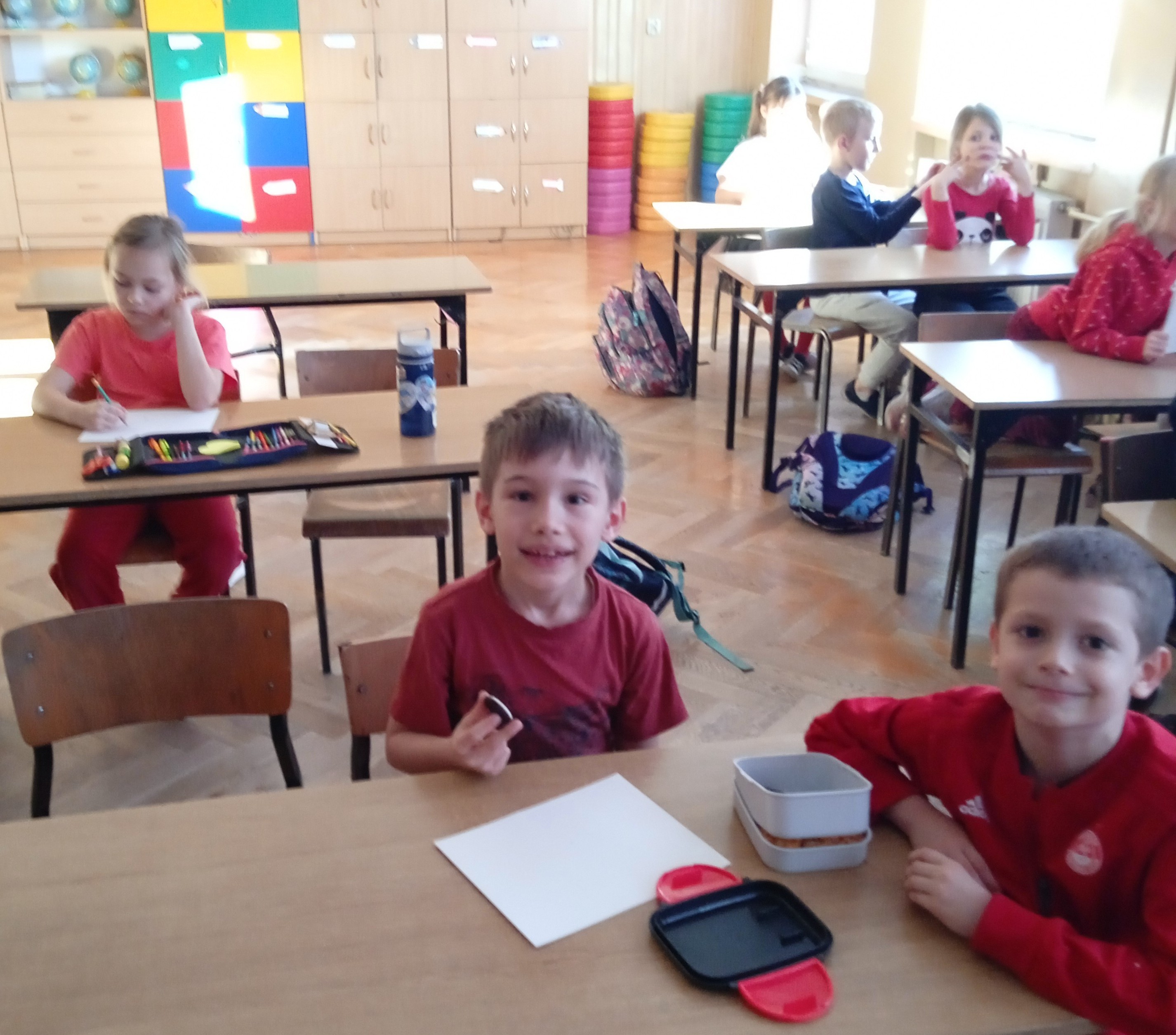 Uczniowie siedzą w klasie