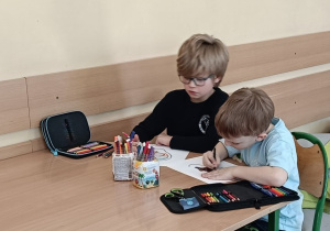 Dzieci pracują przy stoliku podczas zajęć