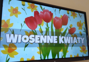 Tablica z tekstem "Wiosenne kwiaty"