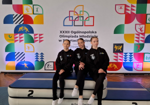 Zawodniczki siedzą na podium