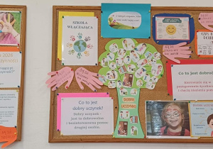 Tablica tematyczna szkołą włączająca Dzień Dobroczynności
