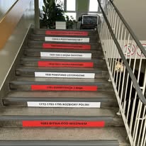 Naklejki na schodach