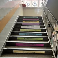 Naklejki na schodach