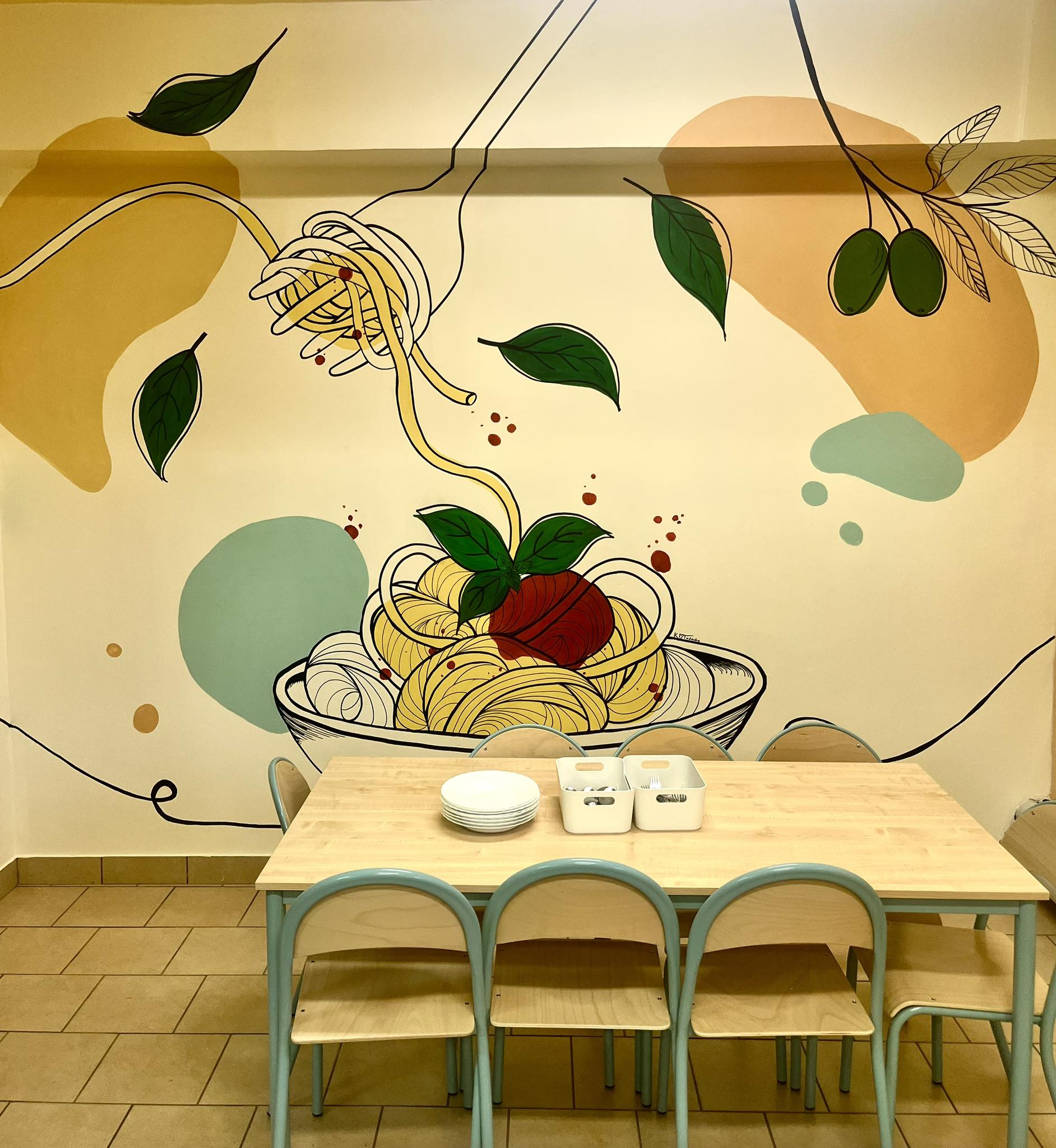 Rysunek na ścianie w stoł&oacute;wce szkolnej