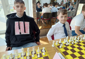 Uczniowie rozgrywają swoje partie szachów