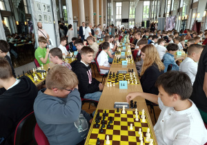 Uczniowie rozgrywają swoje partie szachów