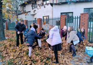 Uczniowie podczas zabawy