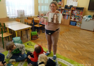 Dzieci opisują kogo widzą na zdjęciu