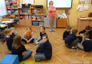 Zabawa w kole dotycząca wykonania ćwiczenia na myślenie