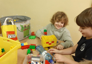 Uczniowie wspólnie budują z klocków lego