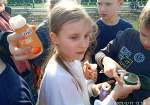 Uczennica z nasionami rzeżuchy