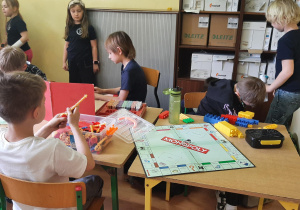 Dzieci podczas zabaw kreatywnych na zajęciach świetlicowych