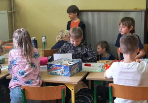 Dzieci współpracują w grupie na zajęciach świetlicowych
