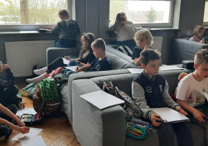 Uczniowie pracują podczas zajęć świetlicowych