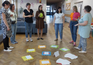 Uczestnicy stoją wokół przygotowanych ćwiczeń praktycznych