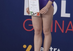 Zawodniczka stoi na podium