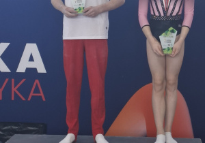 Zawodnicy stoją na podium