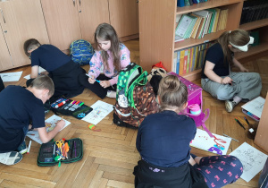 Dzieci tworzą prace plastyczne