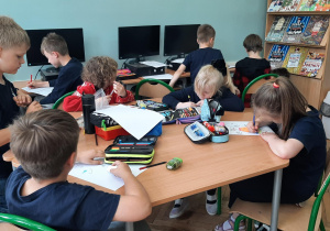 Uczniowie pracują podczas zajęć świetlicowych